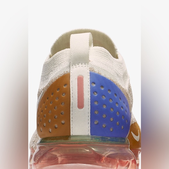 Nike AIR VAPORMAX MOC 2
LACELESS FUTURISM SNEAKERS - Picture 3 of 9